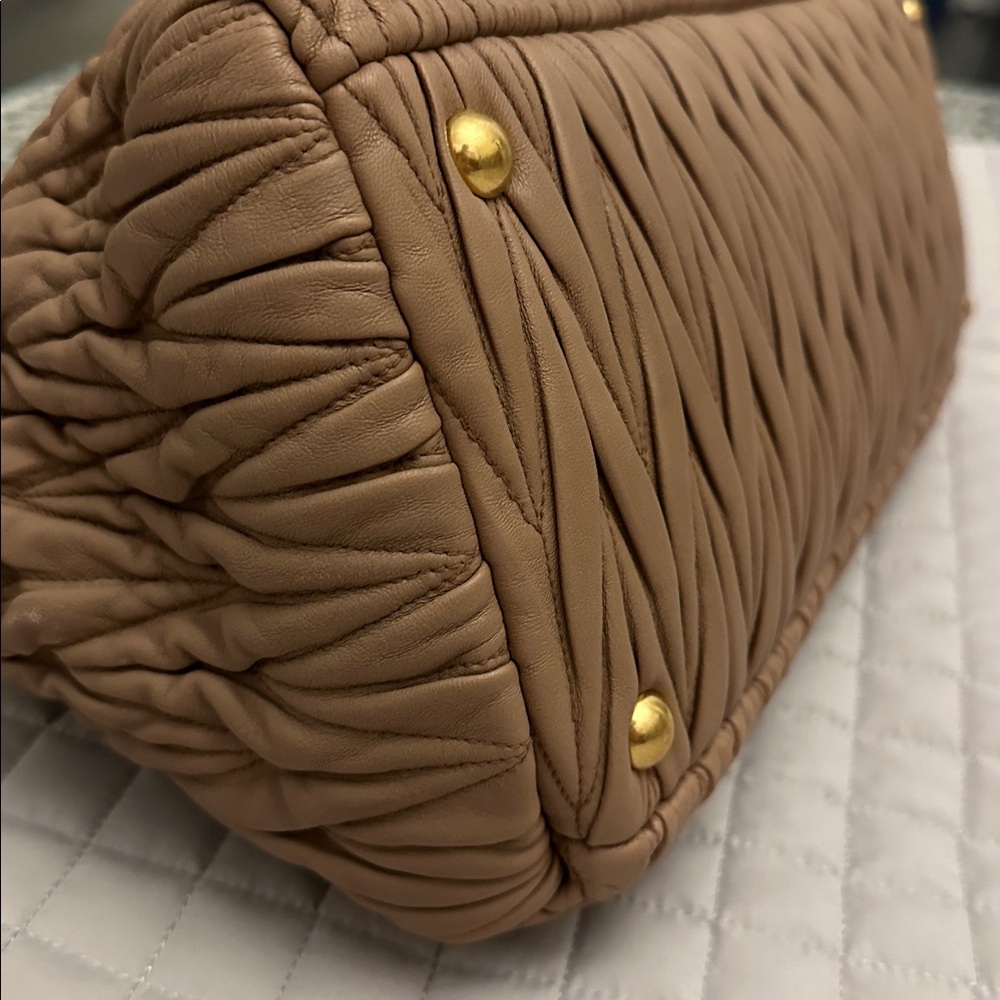 Miu Miu Matelassé Nappa leather bag, featuring a quilted design. - Picture 7 of 14